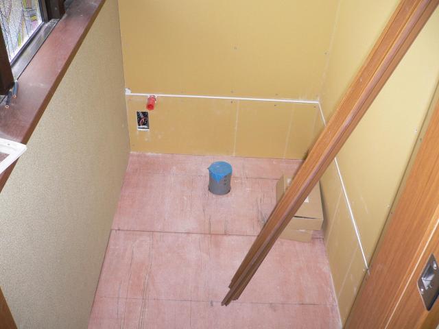 群馬館林　女子トイレ配管を隠す壁